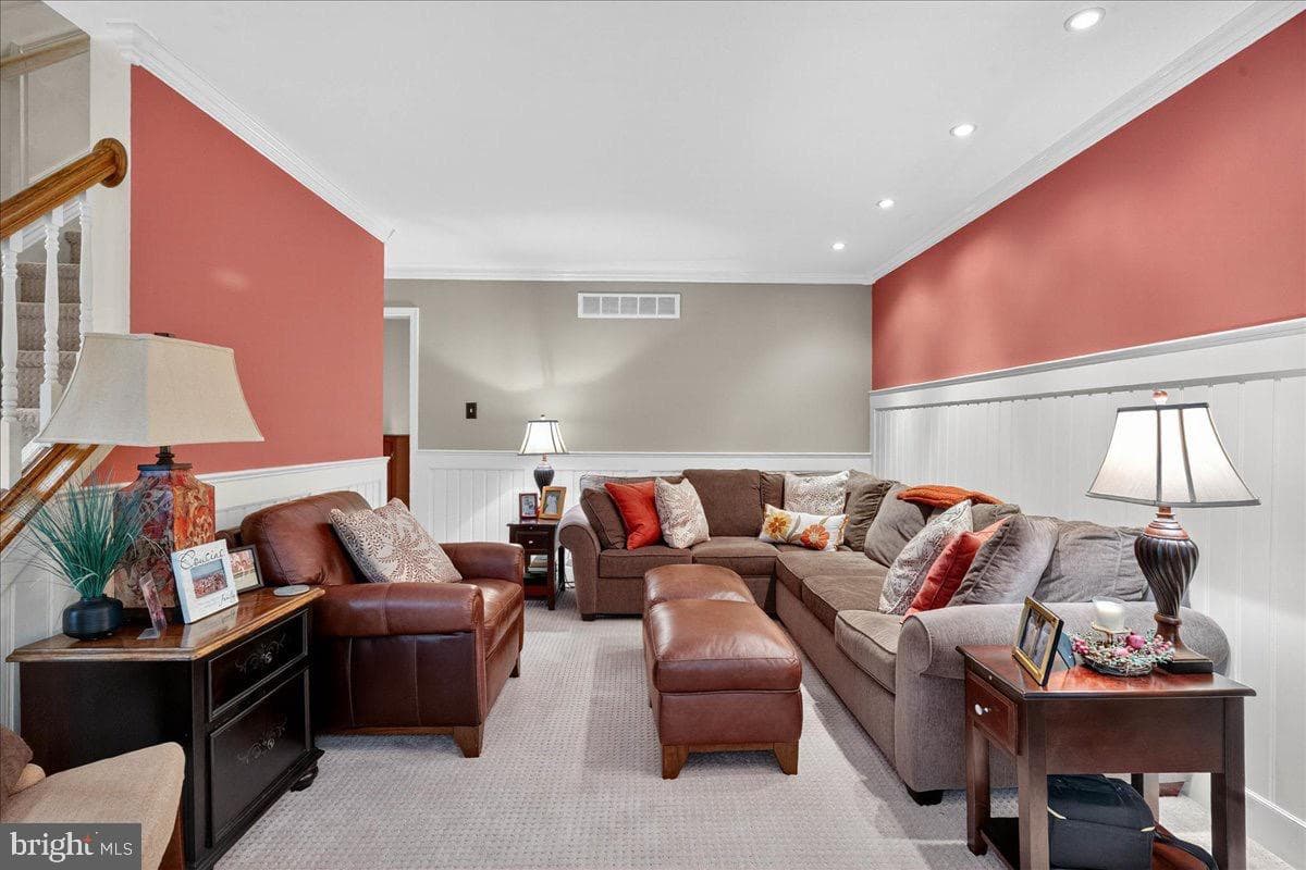111 Canterbury Lane photo 3