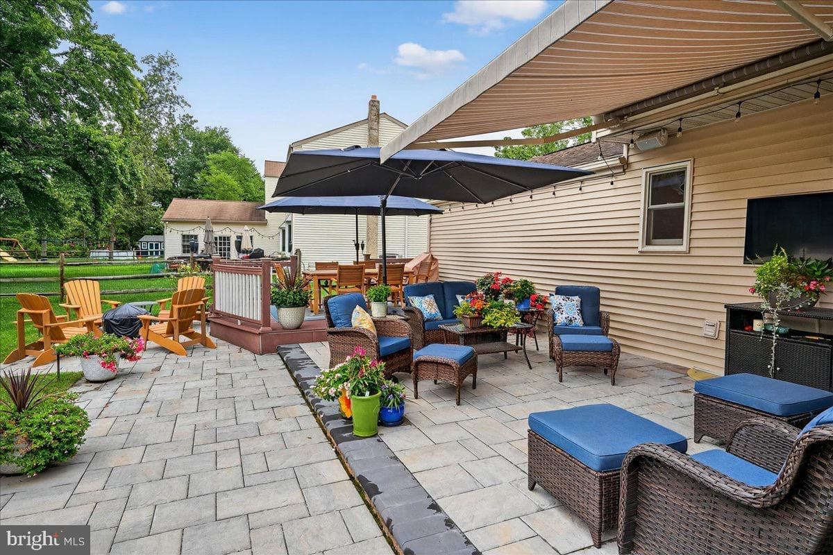 111 Canterbury Lane photo 31