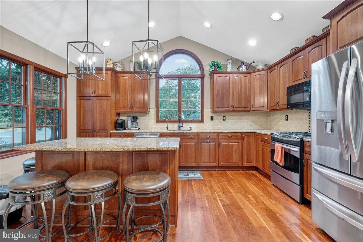 111 Canterbury Lane photo 8