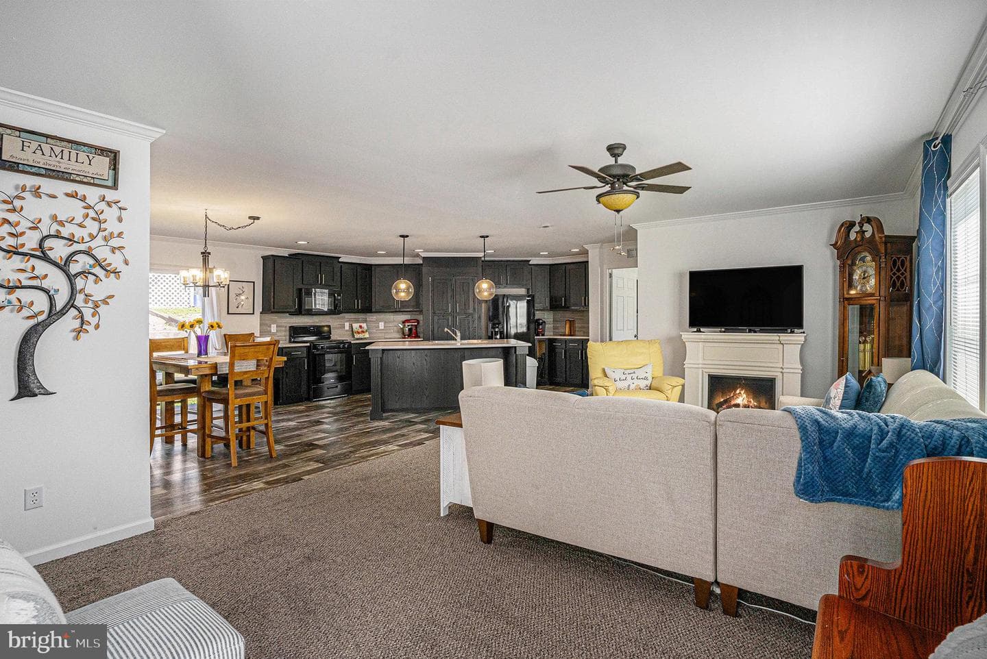 906 Lakeview Drive photo 3