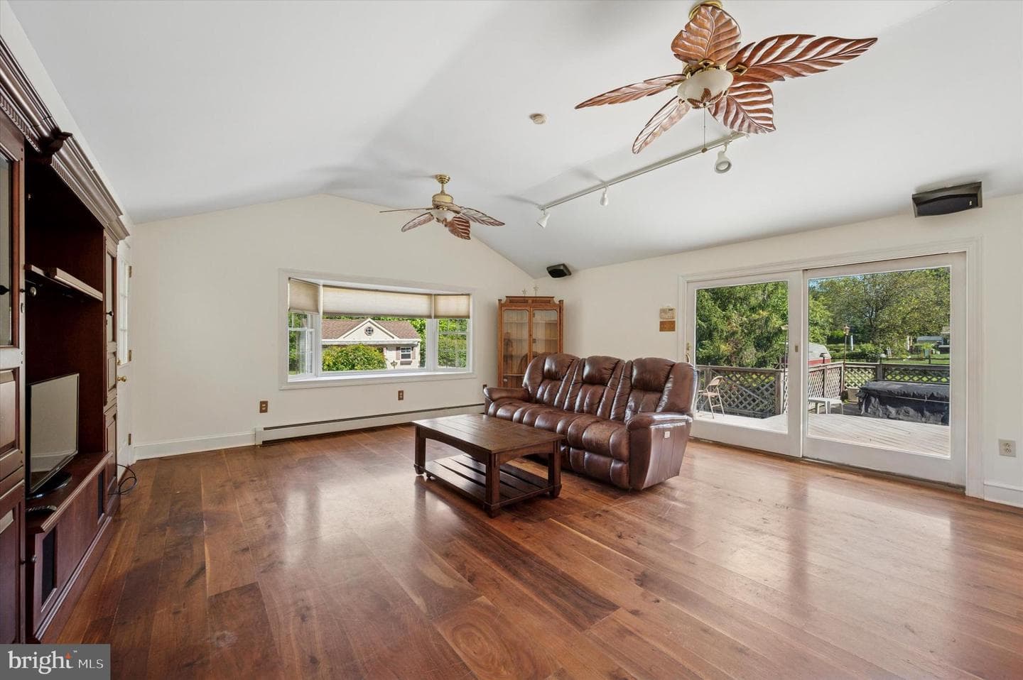 330 Chestnut Lane photo 3