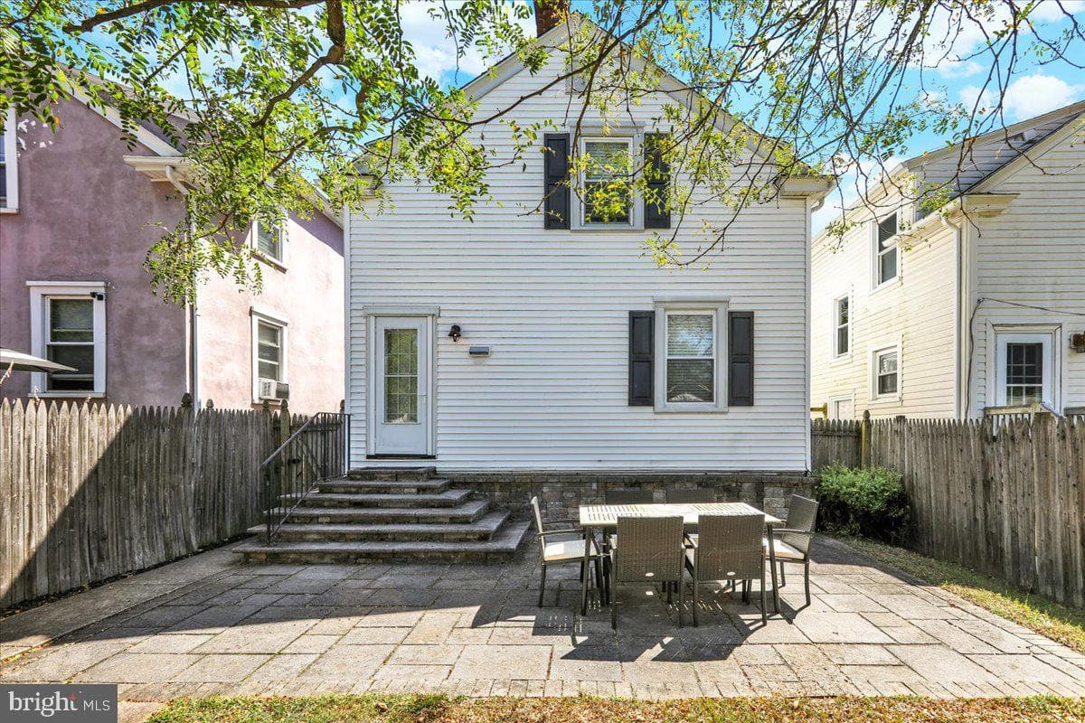 813 N Franklin Street photo 27
