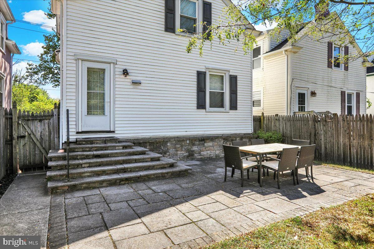 813 N Franklin Street photo 28