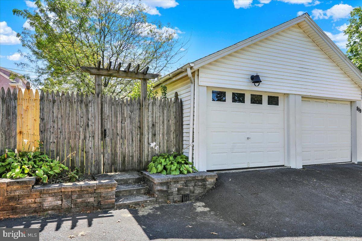 813 N Franklin Street photo 31