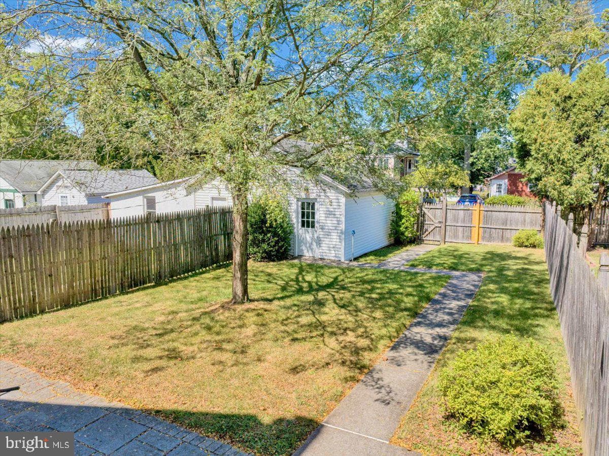 813 N Franklin Street photo 42