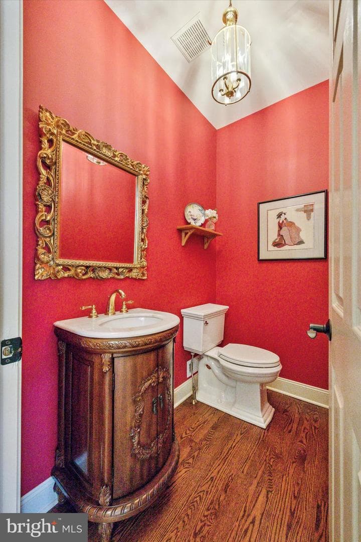 2587 Hillcrest Drive photo 10