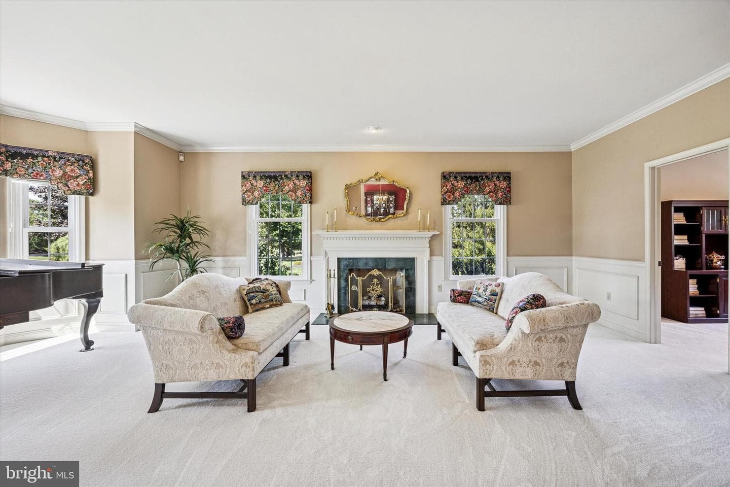2587 Hillcrest Drive photo 6