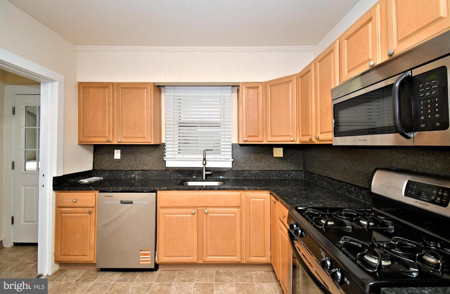 854 Queen Street photo 10