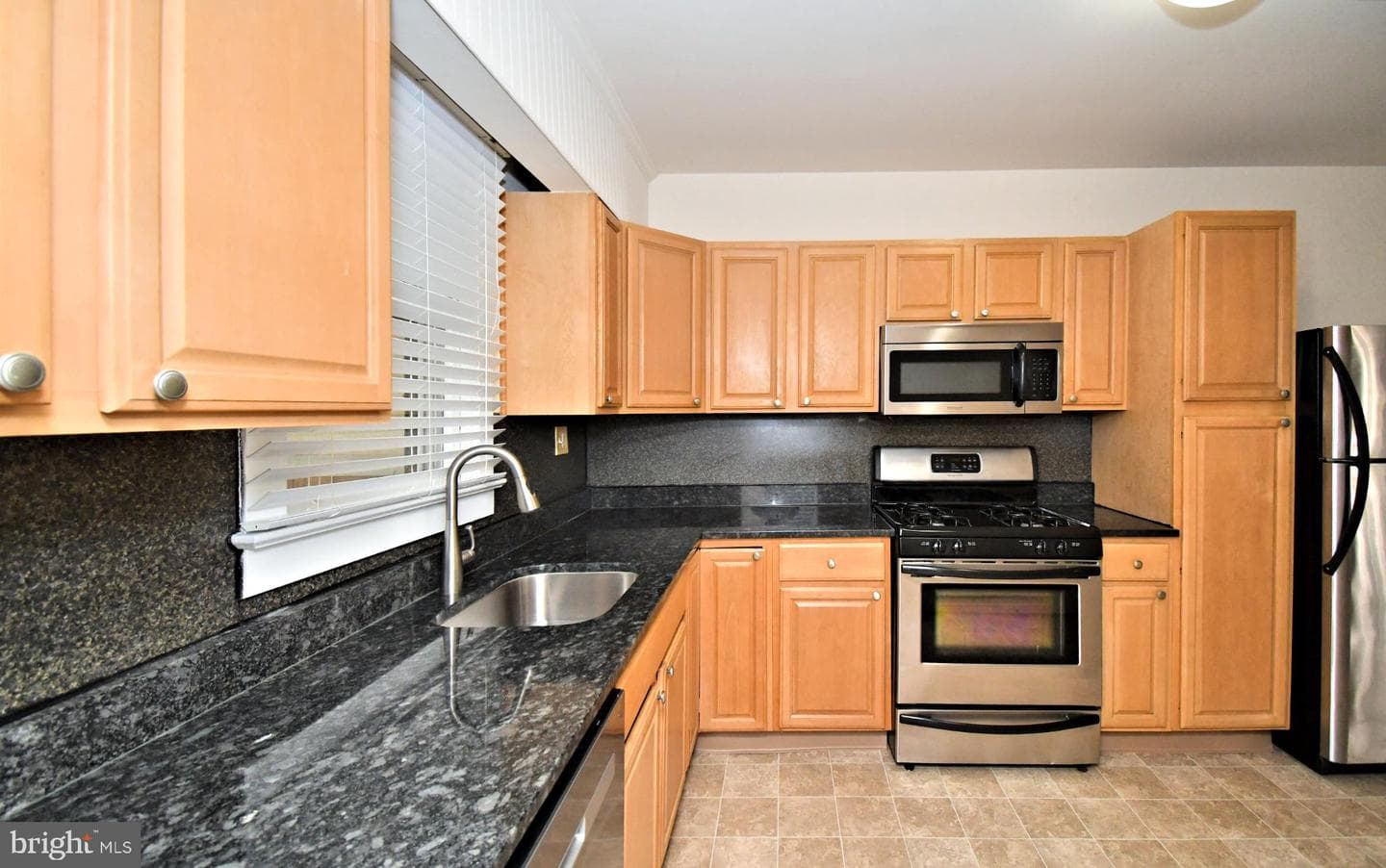 854 Queen Street photo 11