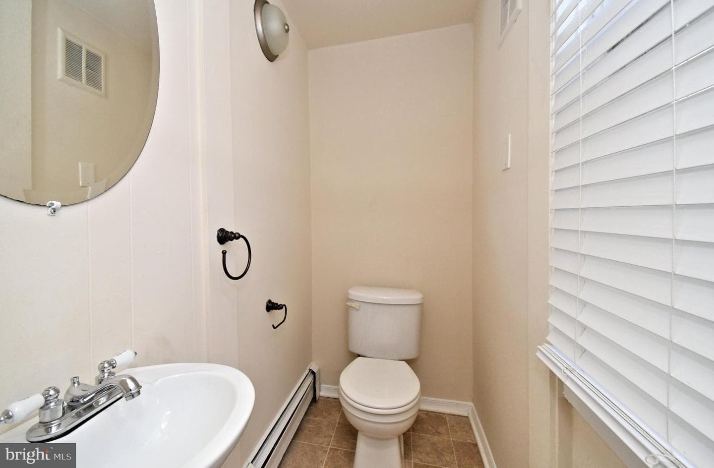 854 Queen Street photo 13