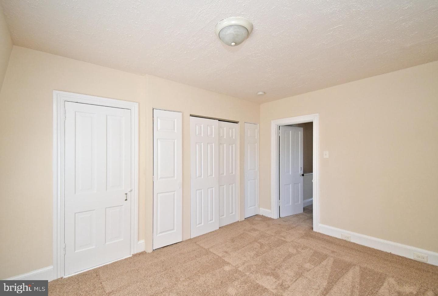 854 Queen Street photo 25