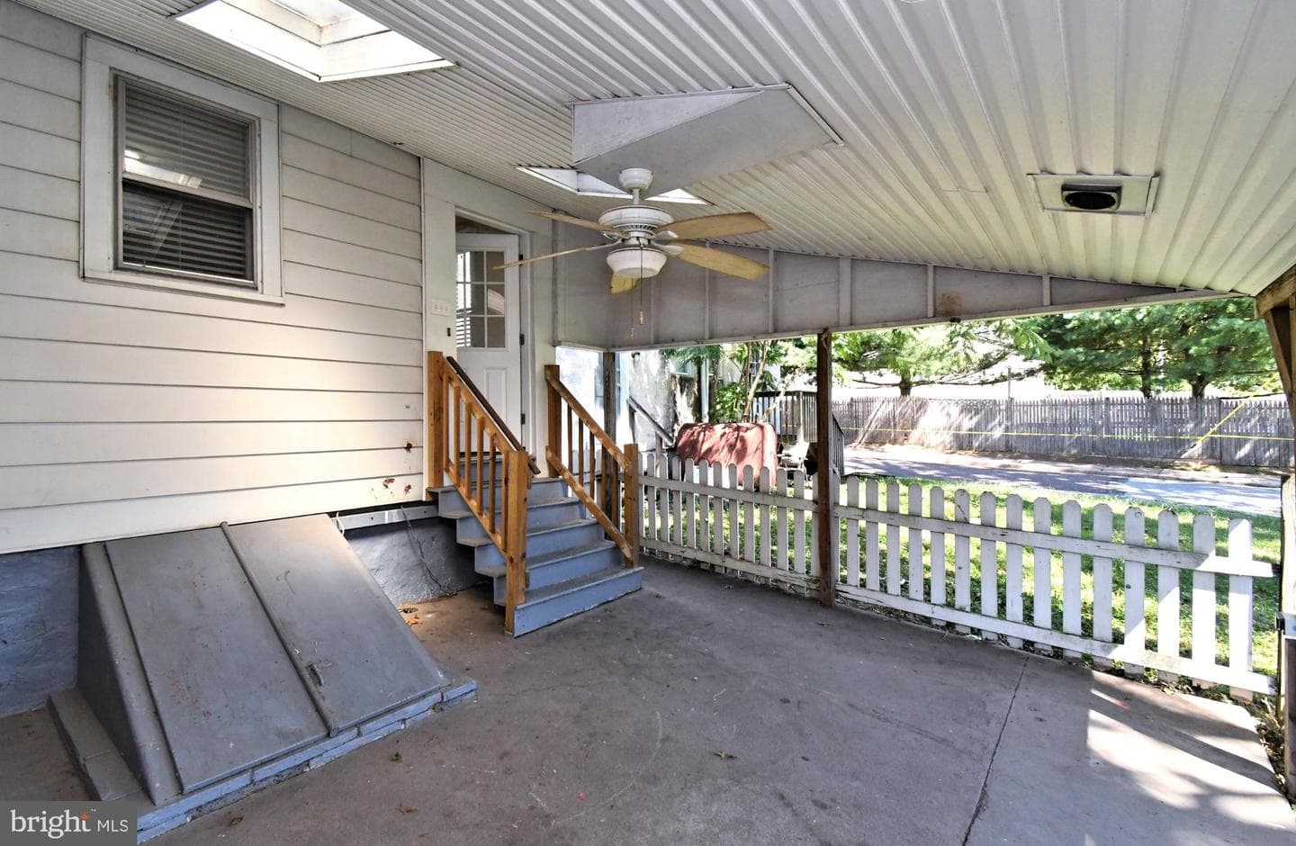 854 Queen Street photo 28