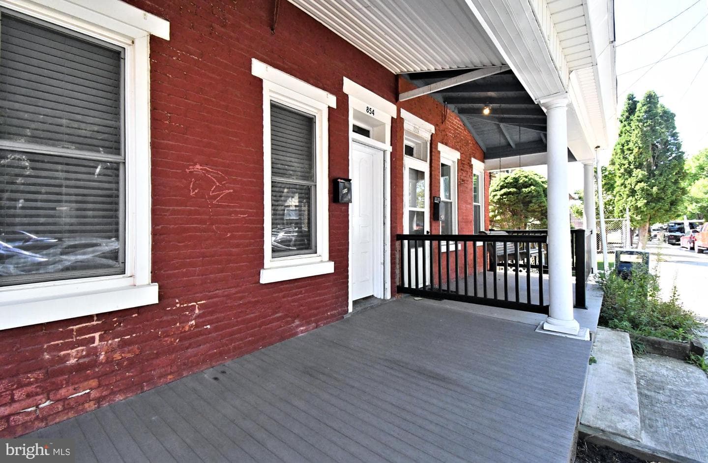 854 Queen Street photo 3
