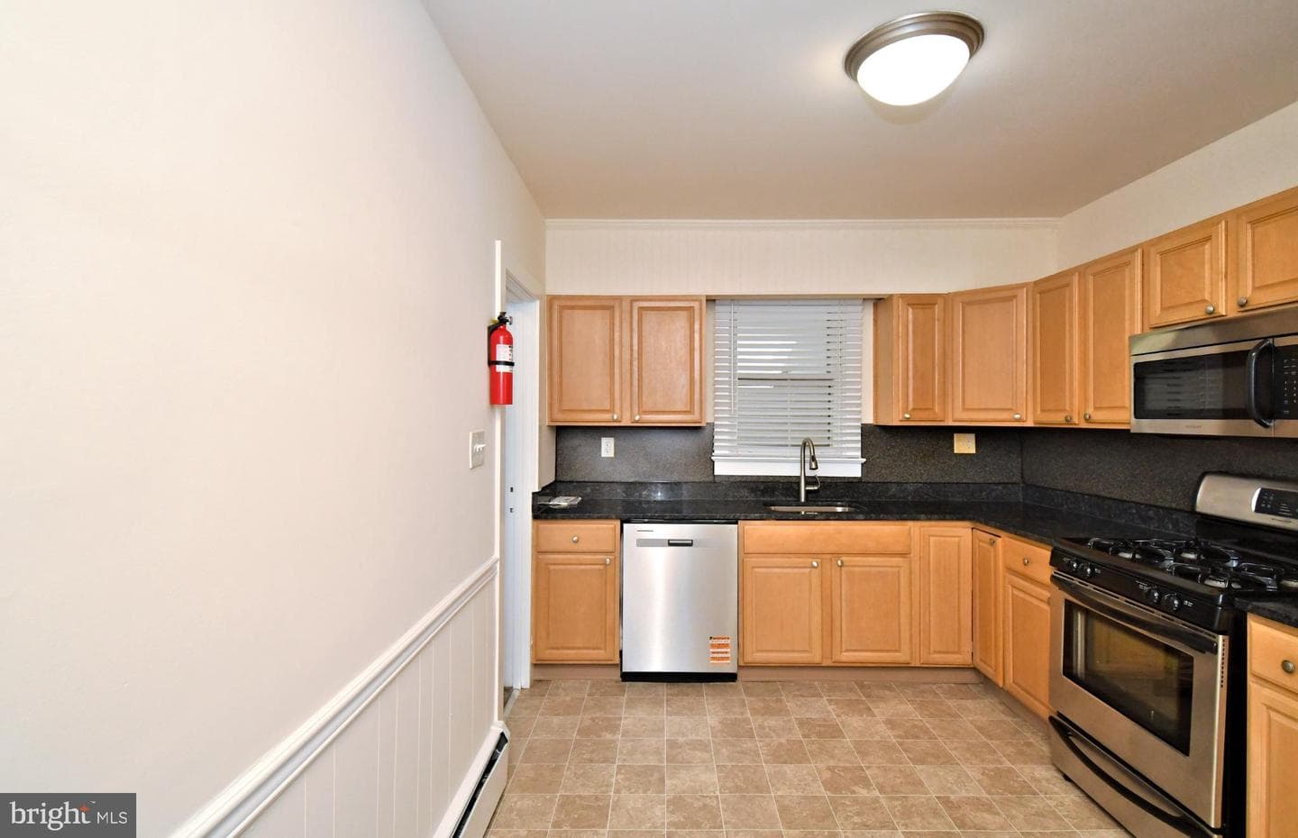 854 Queen Street photo 9