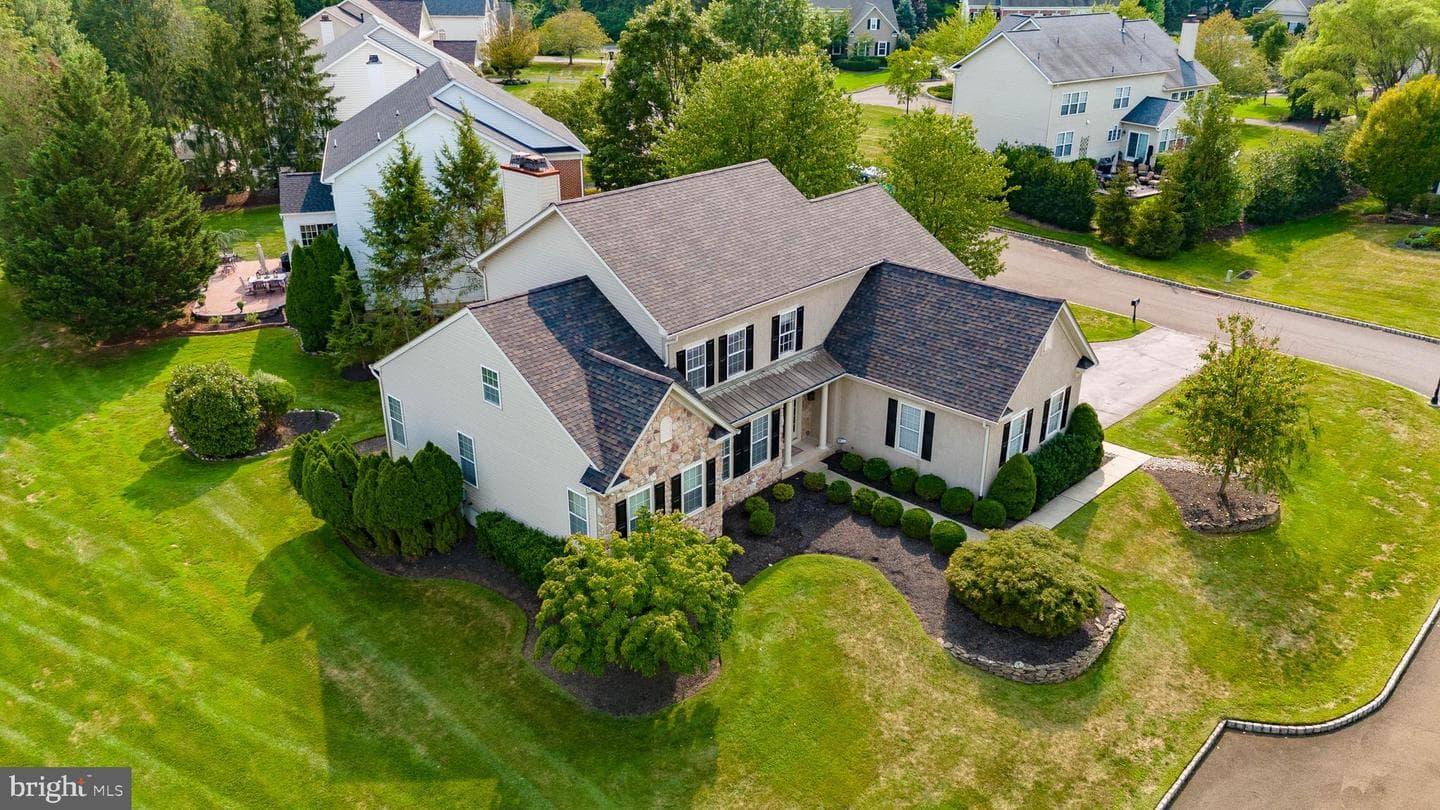 557 Exeter Court photo 4
