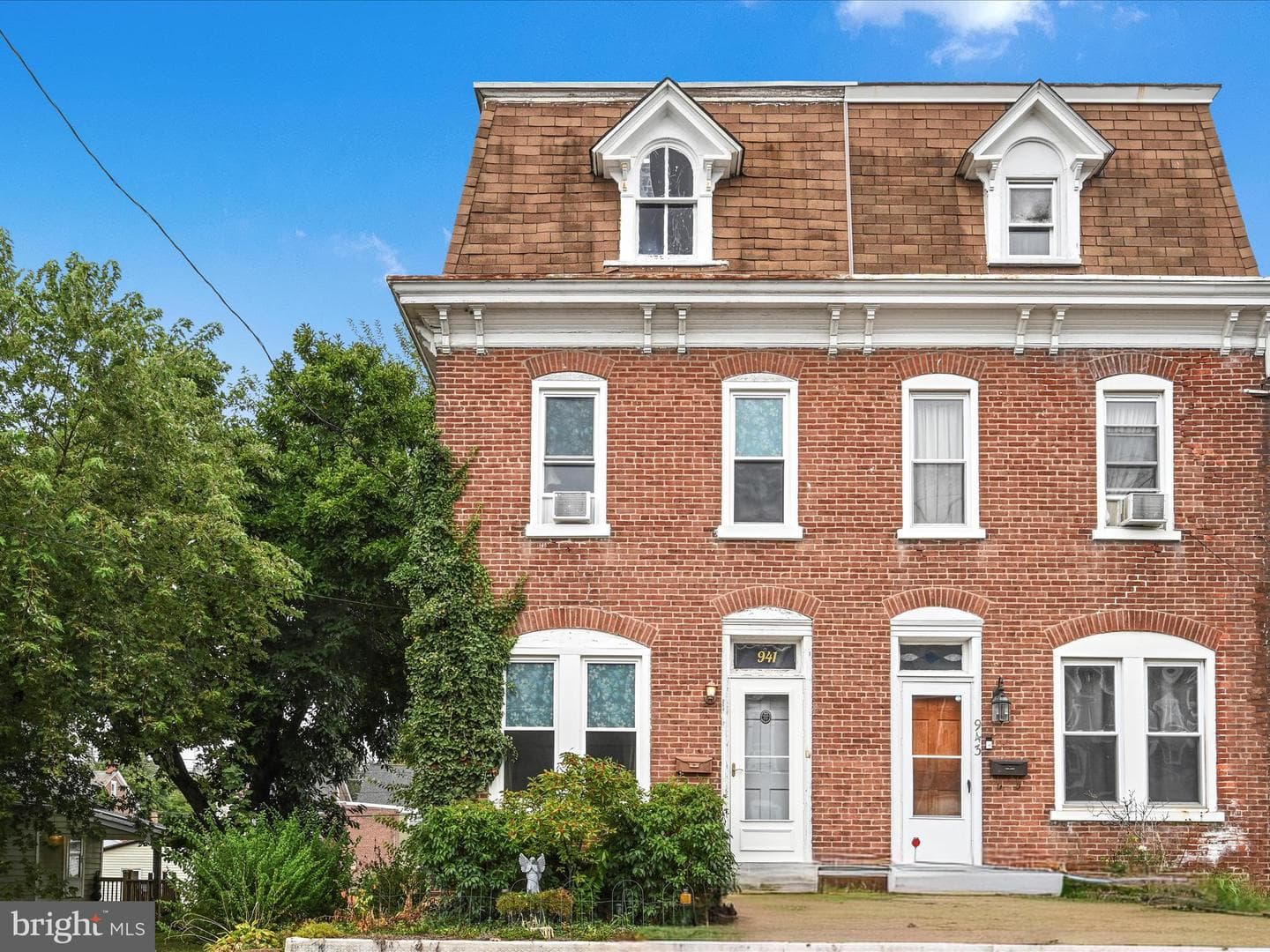 941 Queen Street photo 1