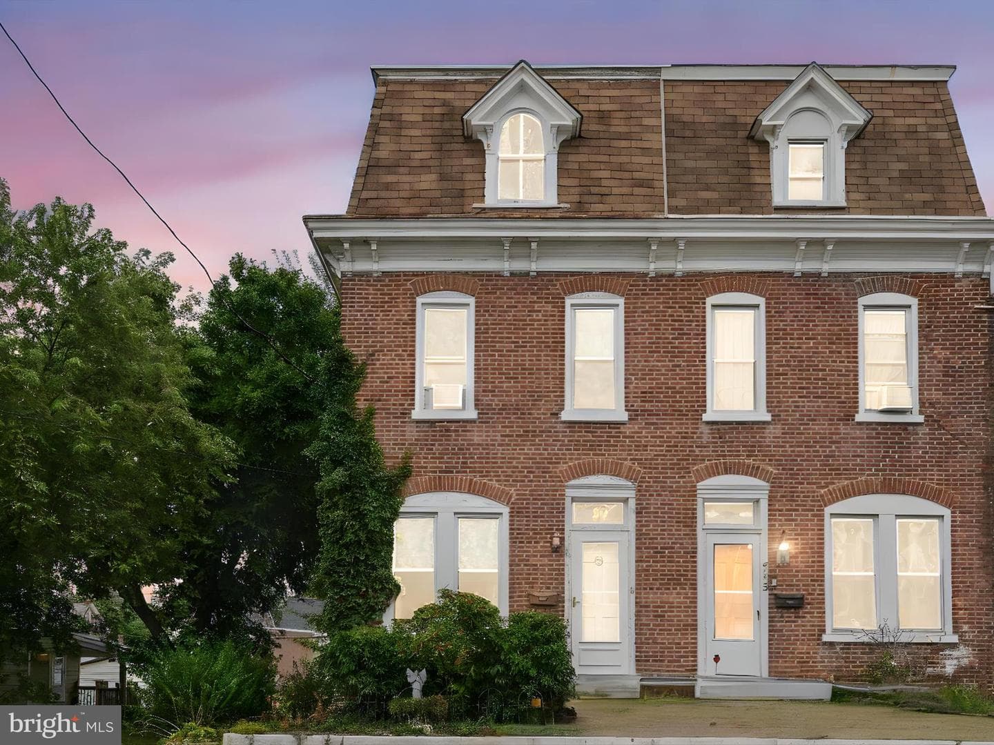 941 Queen Street photo 2