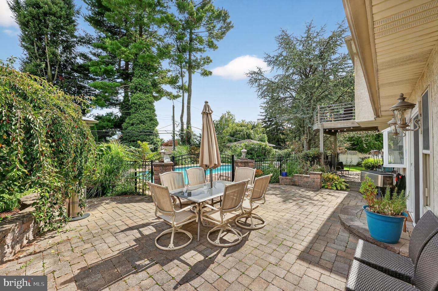 657 Pembroke Road photo 8