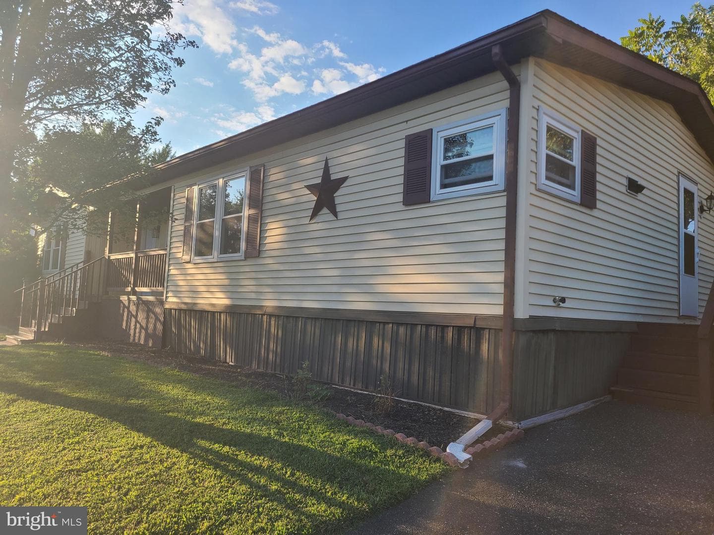 902 Lakeview Drive photo 2