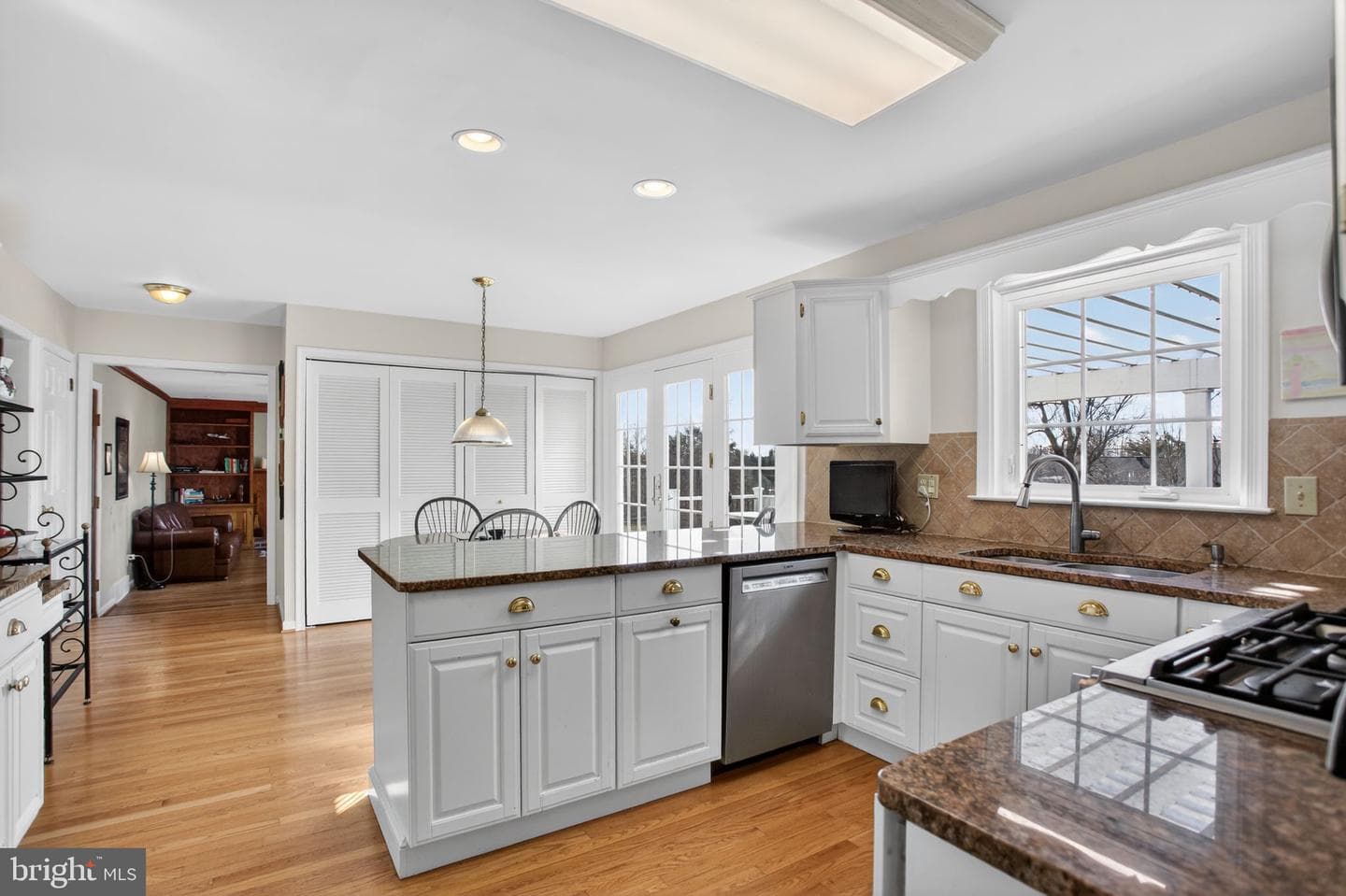 1221 Thomas Drive photo 8