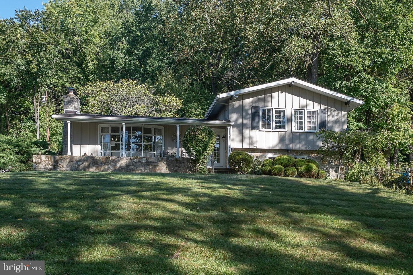 935 Longview Road photo 1