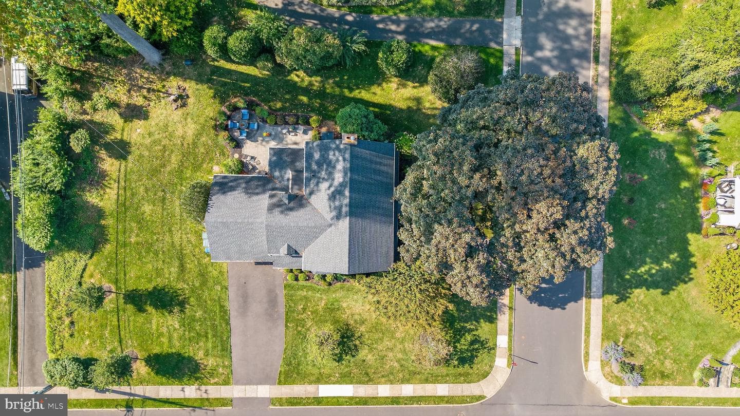 1902 Lambert Road photo 33