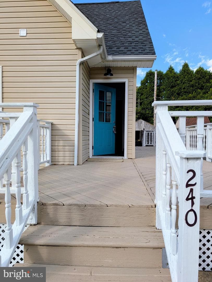 240 Roberts Avenue photo 10