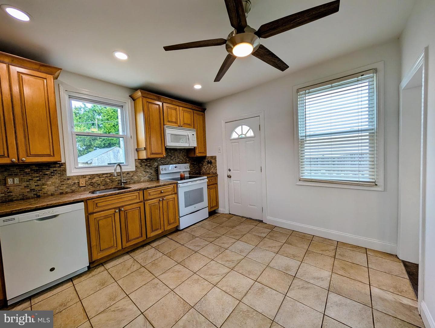 240 Roberts Avenue photo 19