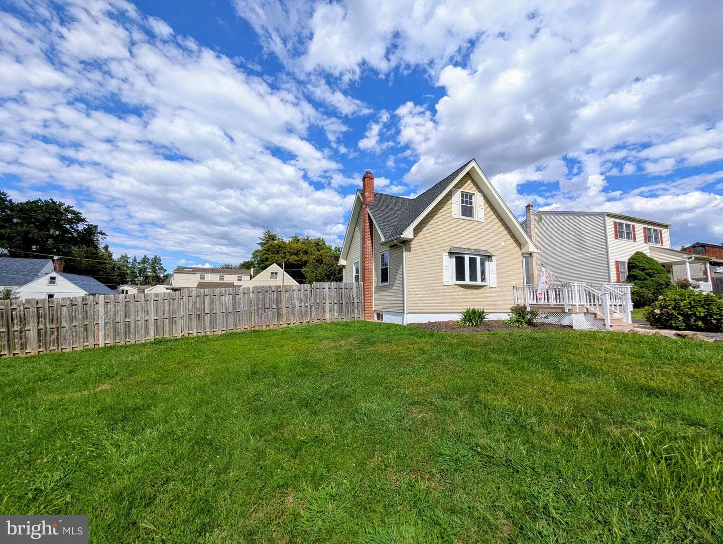 240 Roberts Avenue photo 2