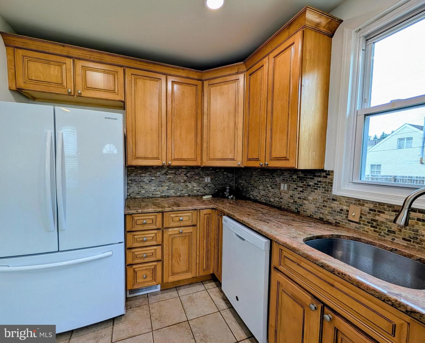 240 Roberts Avenue photo 20