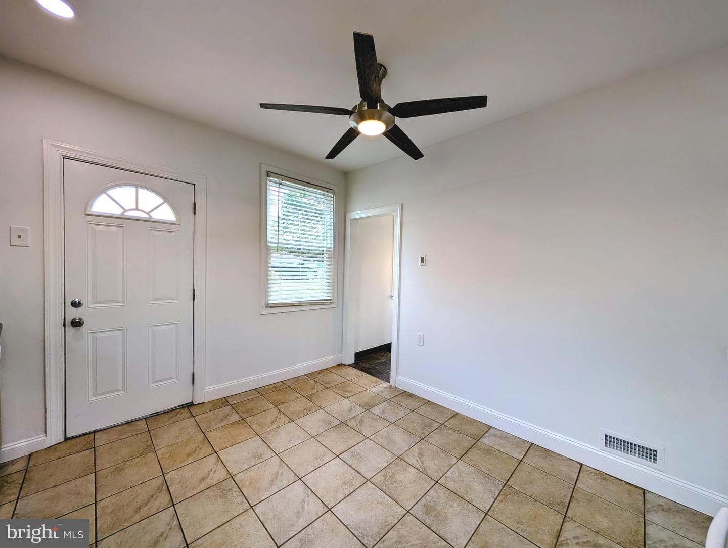 240 Roberts Avenue photo 21