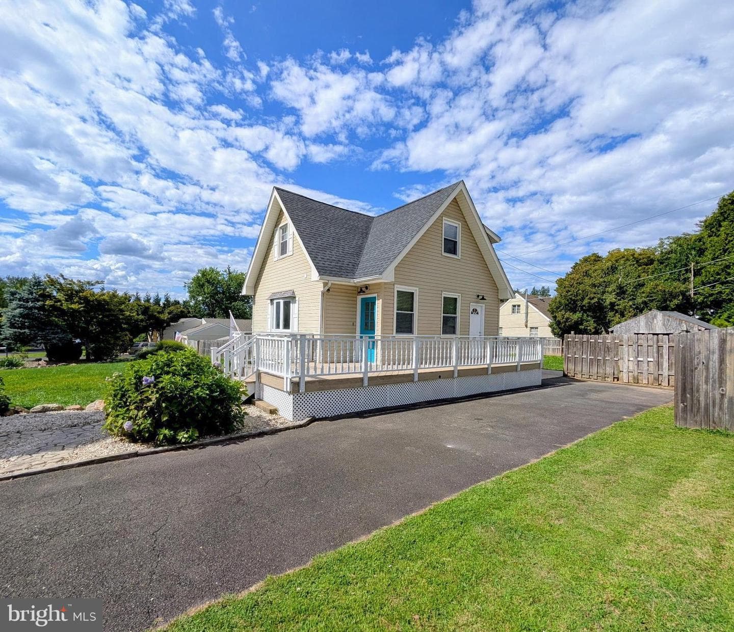 240 Roberts Avenue photo 3