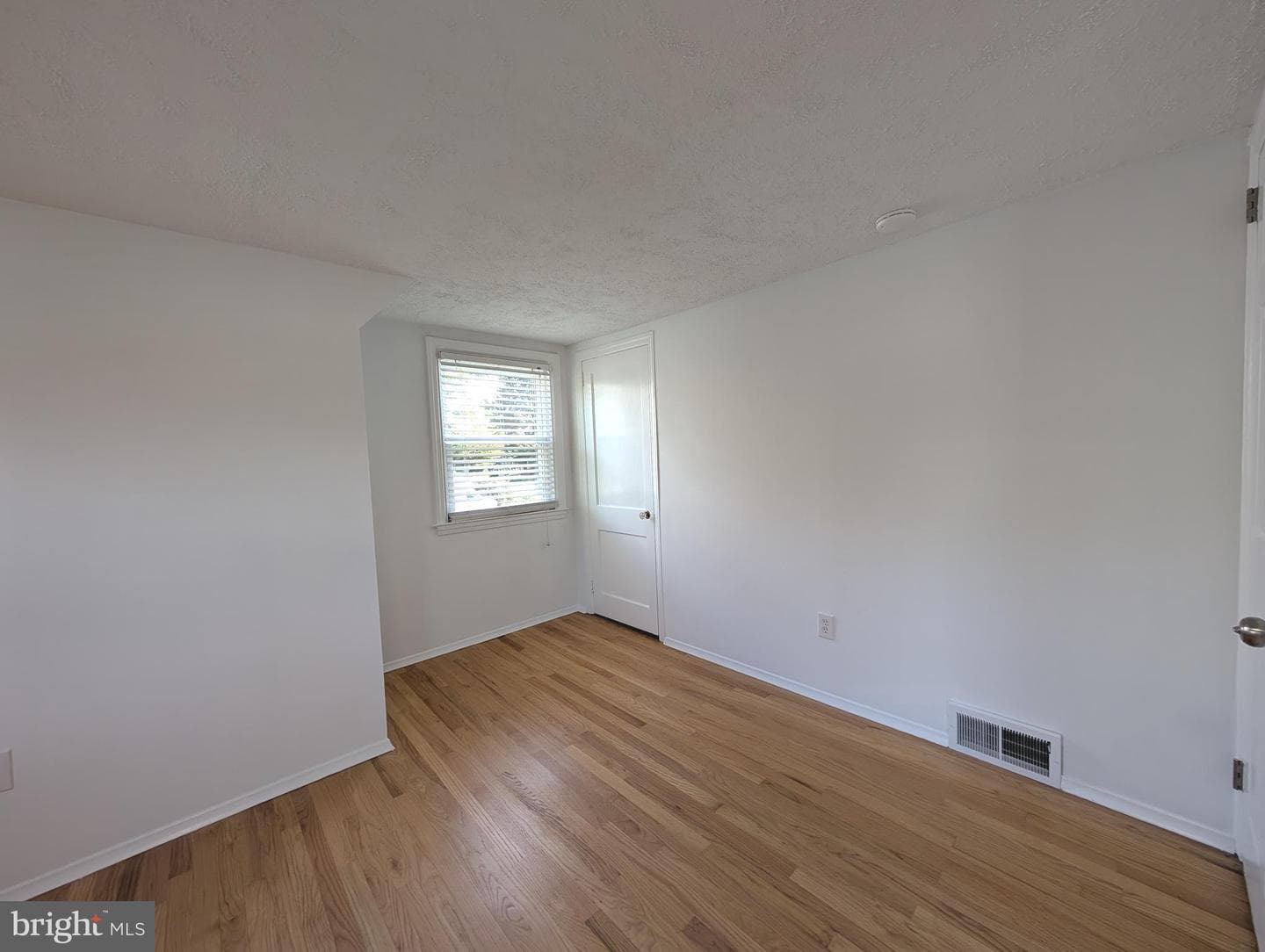 240 Roberts Avenue photo 30