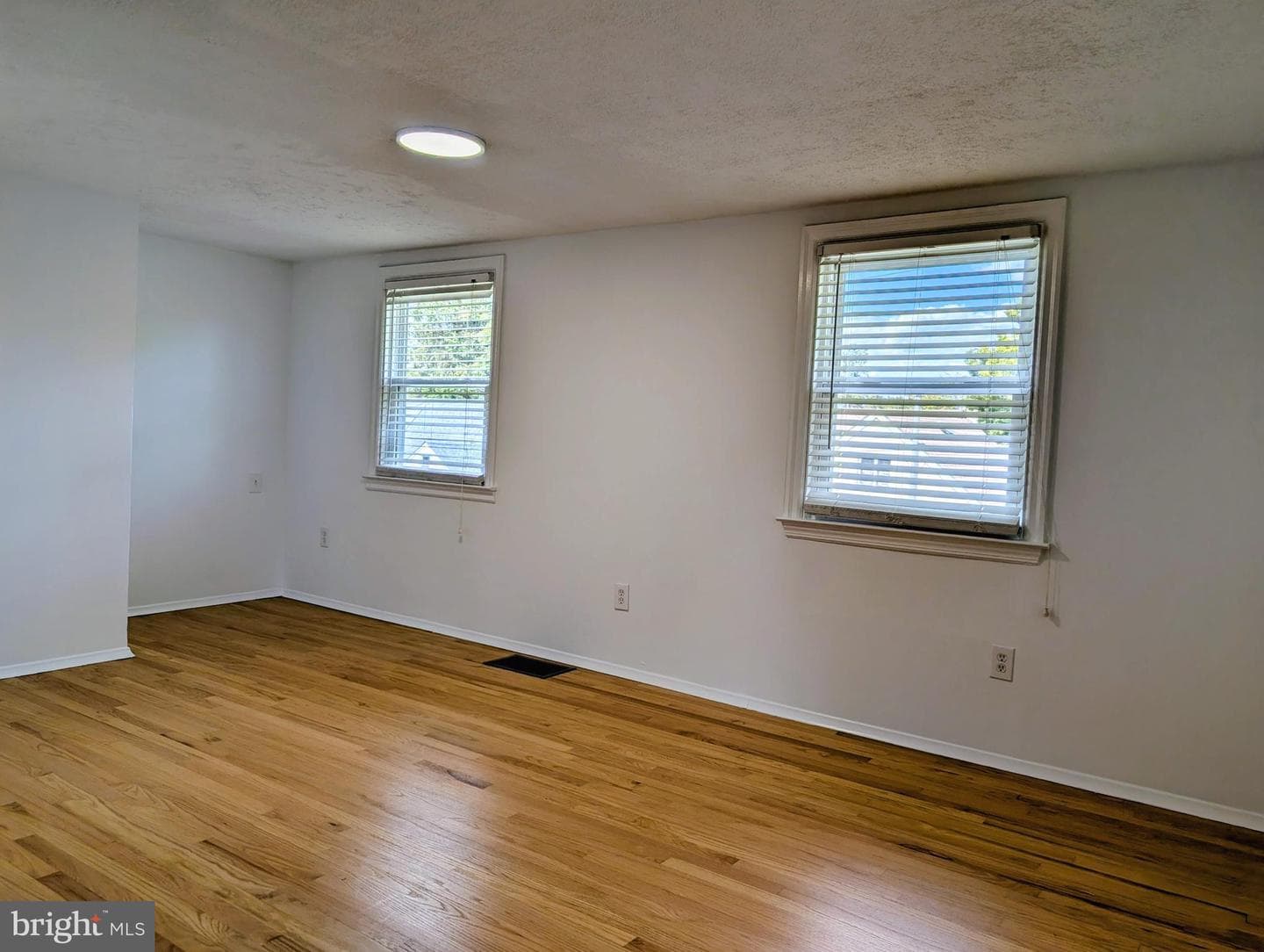 240 Roberts Avenue photo 32