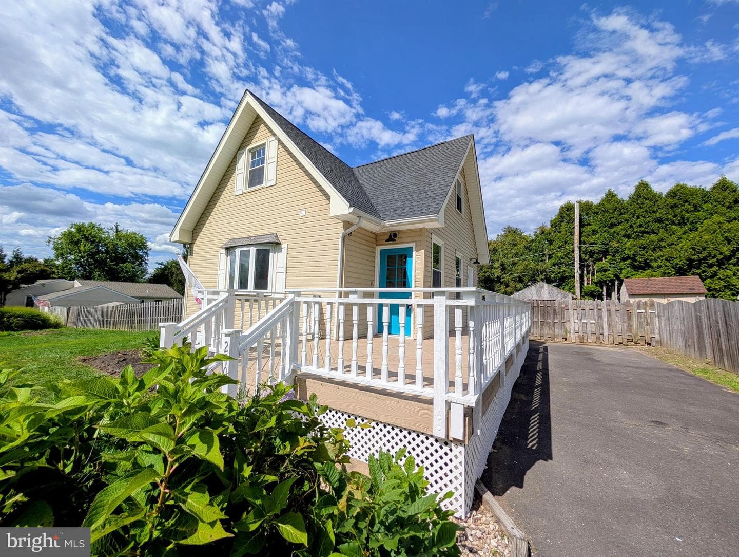 240 Roberts Avenue photo 4