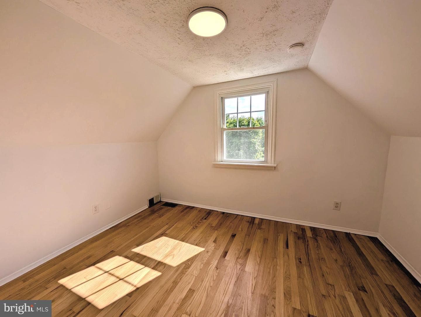 240 Roberts Avenue photo 40