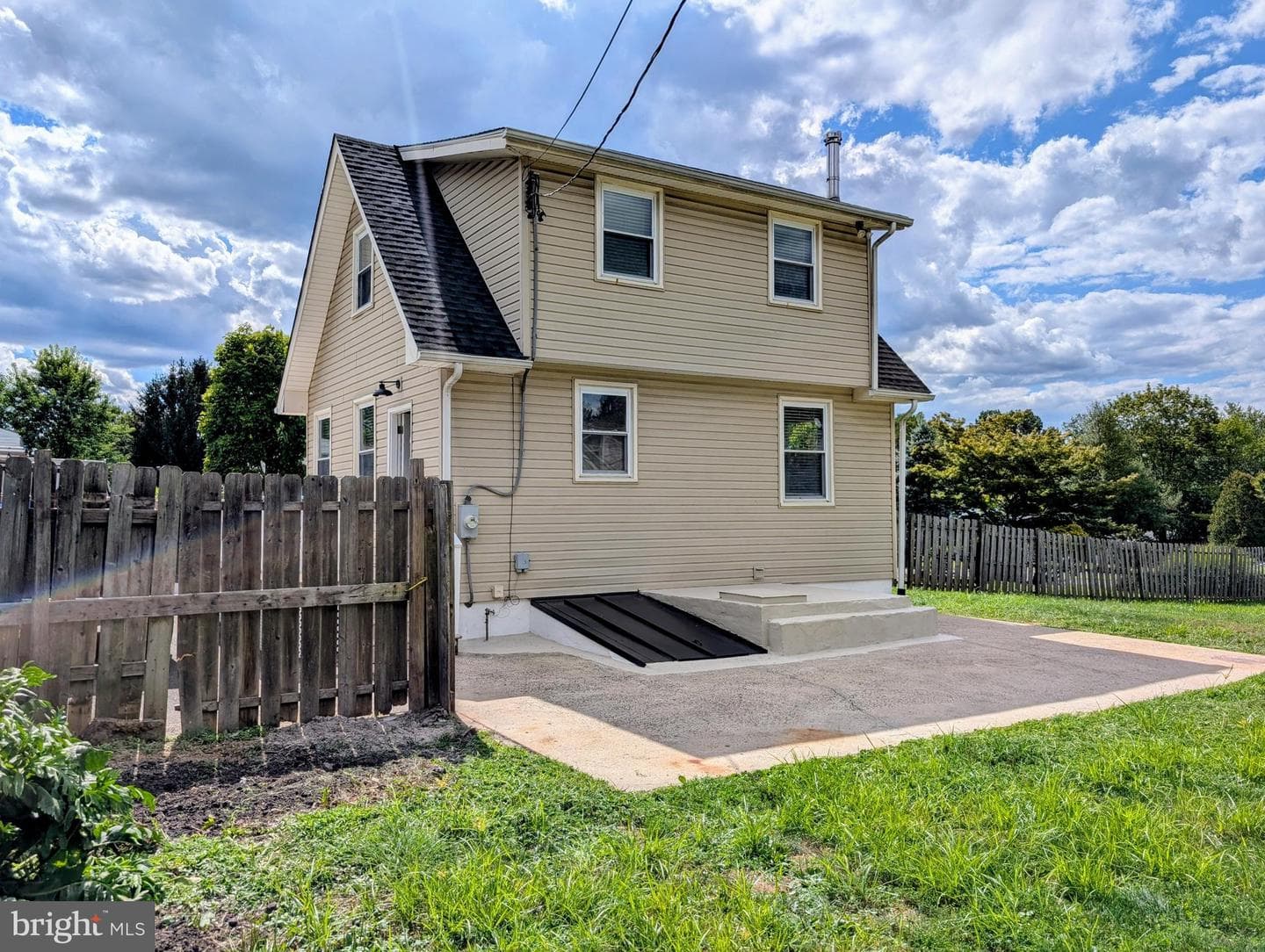 240 Roberts Avenue photo 47
