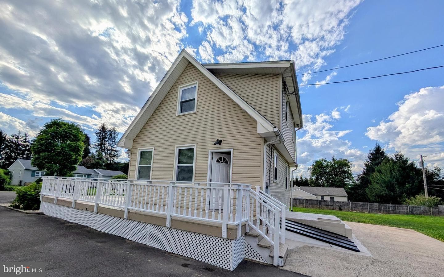 240 Roberts Avenue photo 8