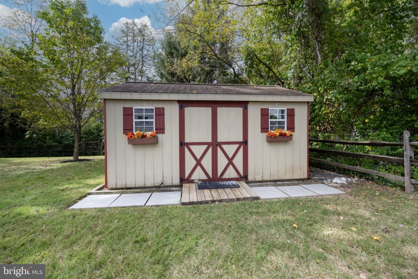 709 N Henderson Road photo 52