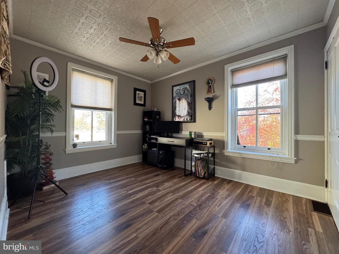 211 E Freedley Street photo 21