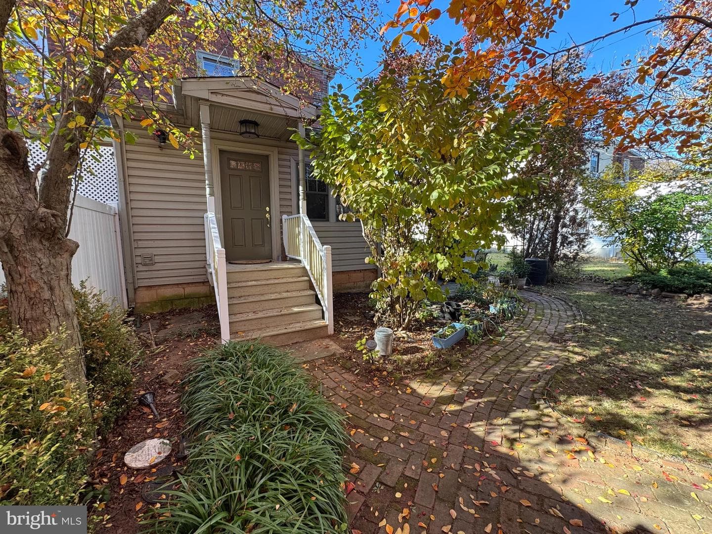211 E Freedley Street photo 27