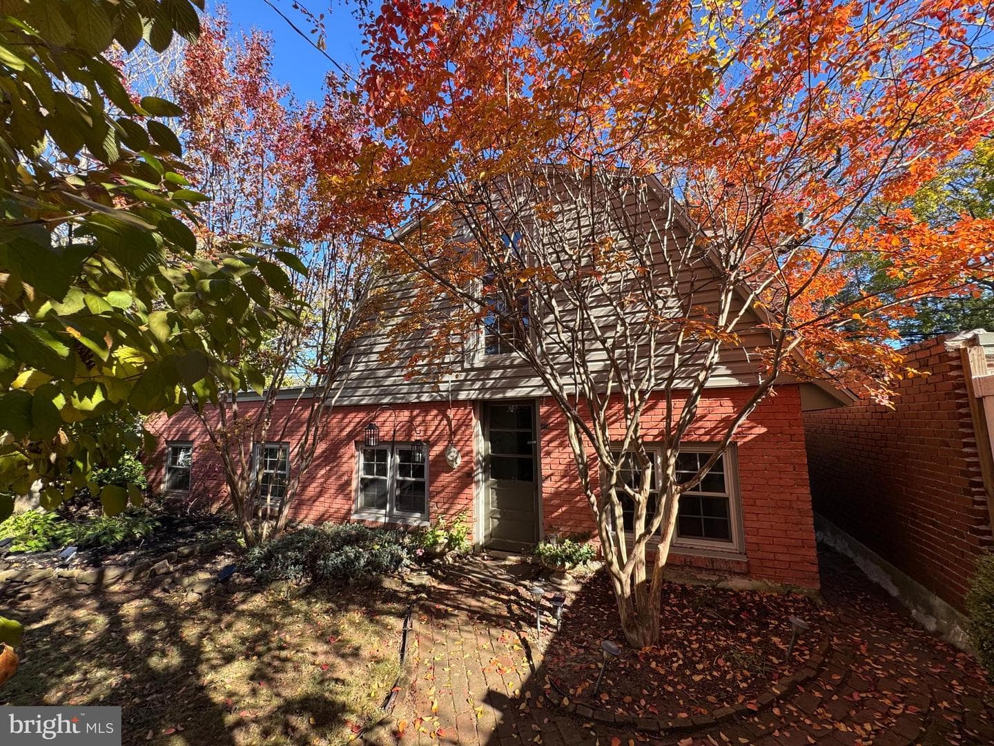211 E Freedley Street photo 28