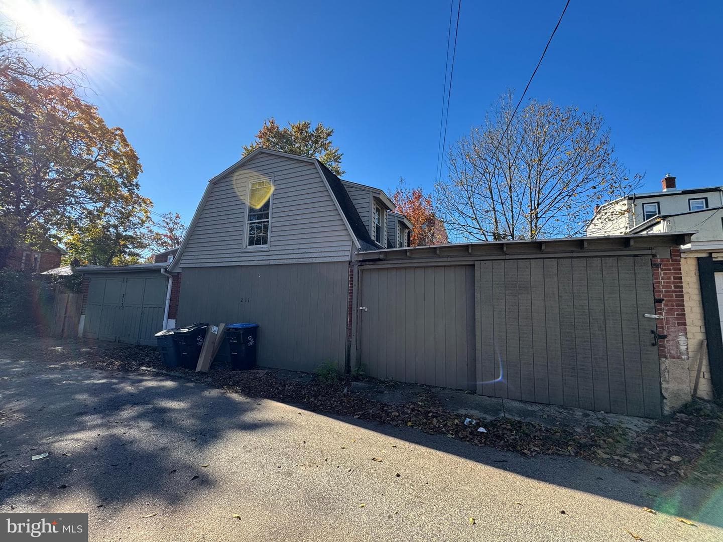 211 E Freedley Street photo 35