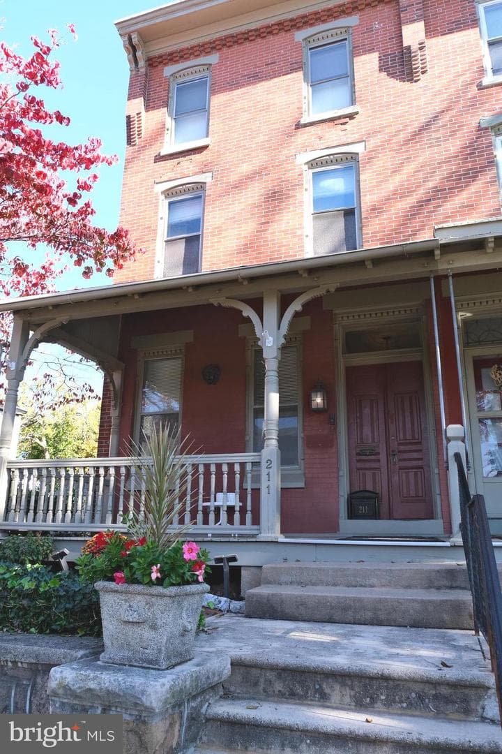 211 E Freedley Street photo 4