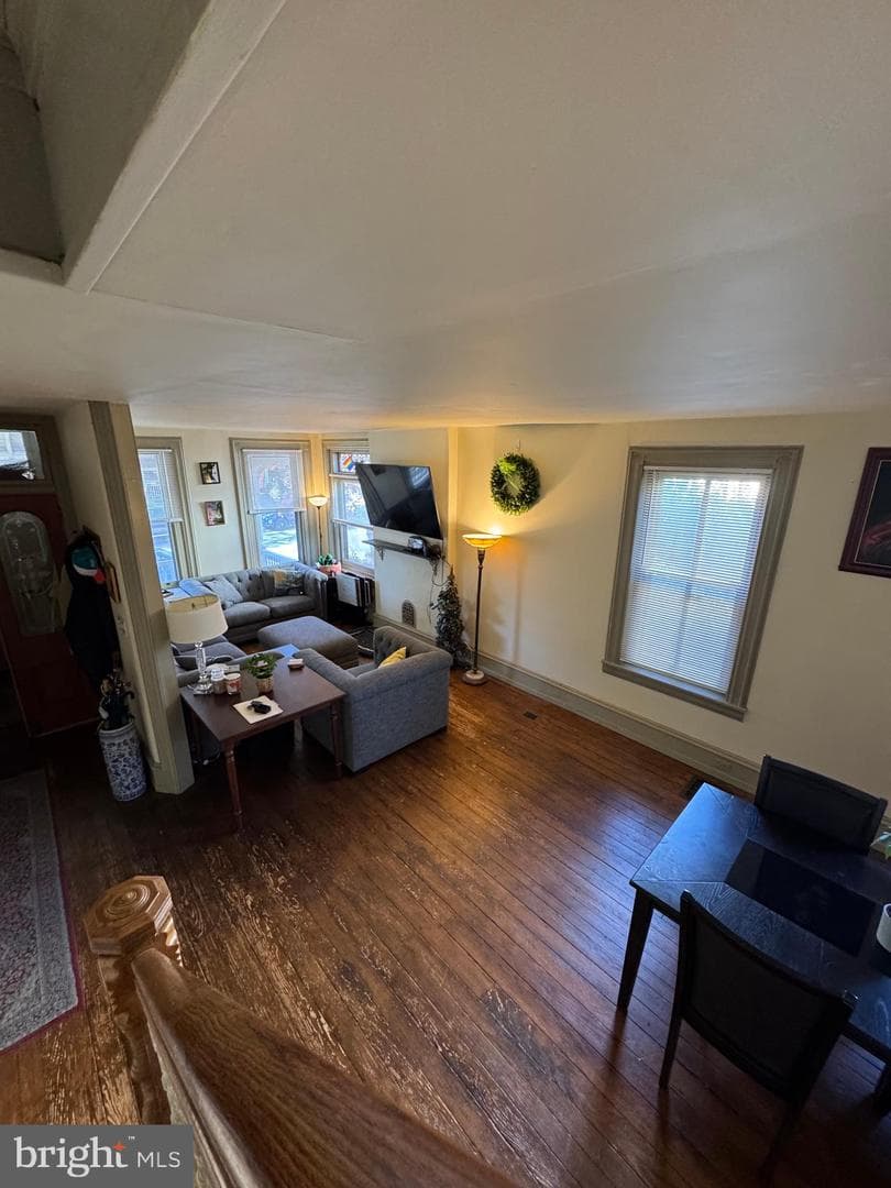 211 E Freedley Street photo 9
