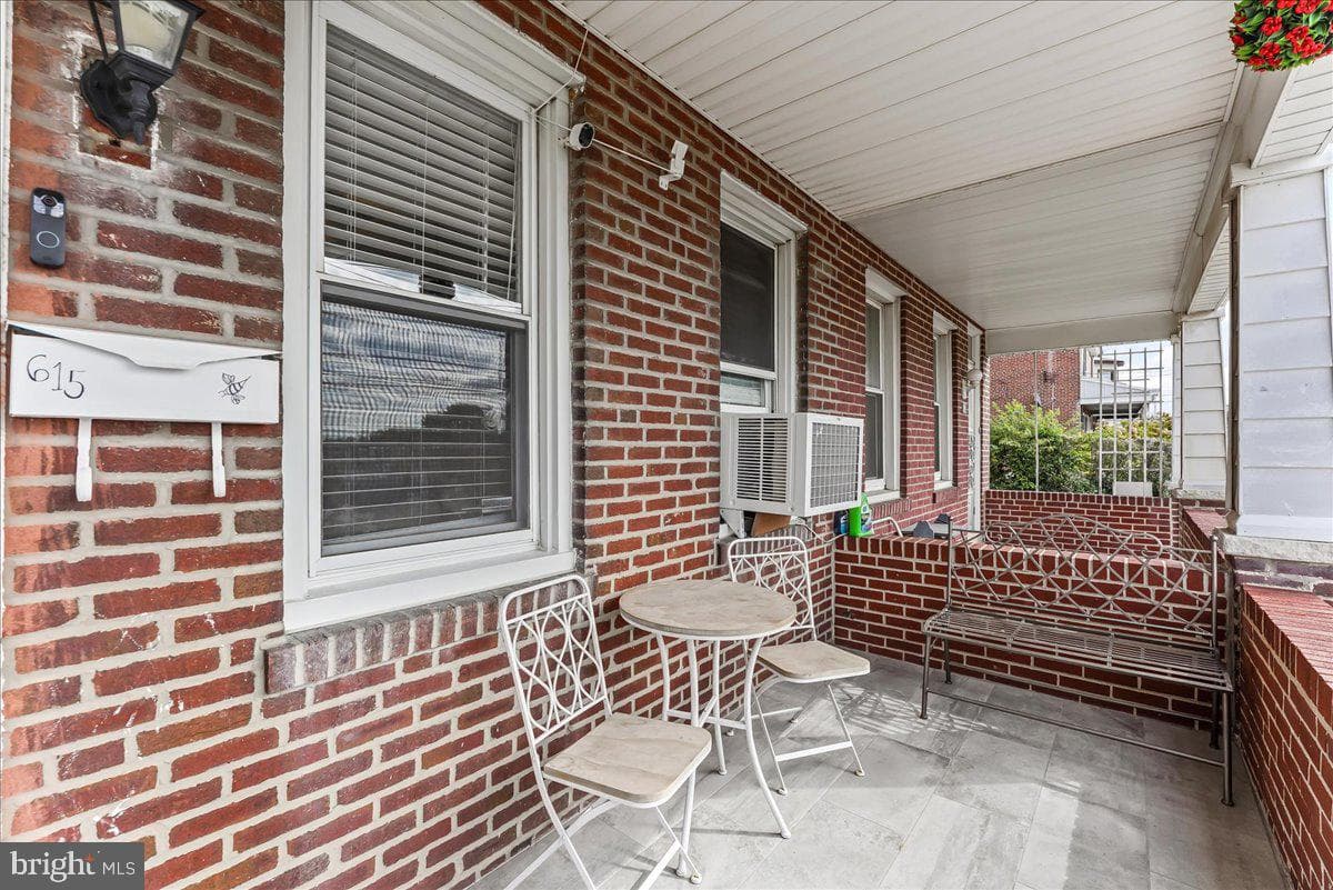 615 E Oak Street photo 2