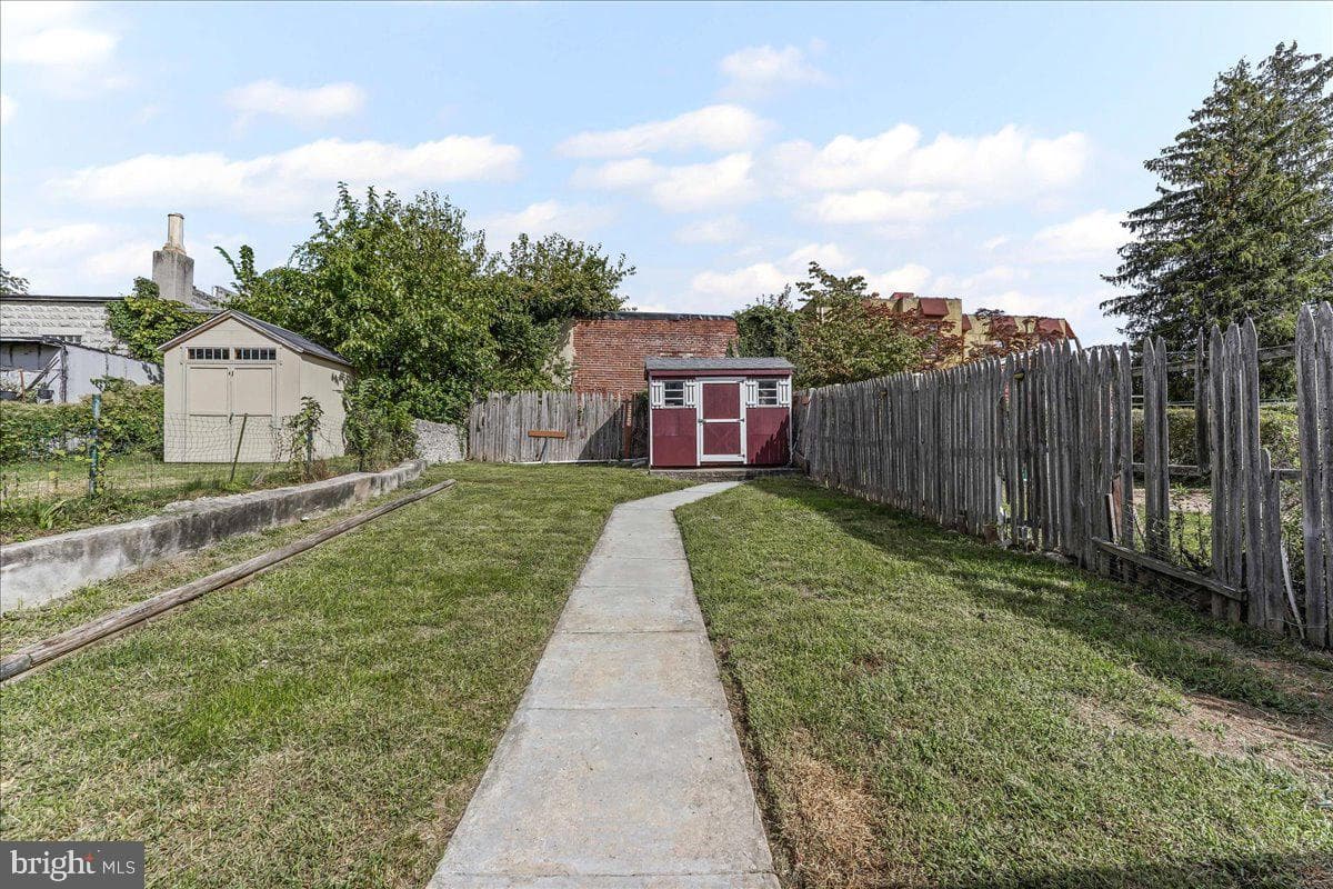 615 E Oak Street photo 22