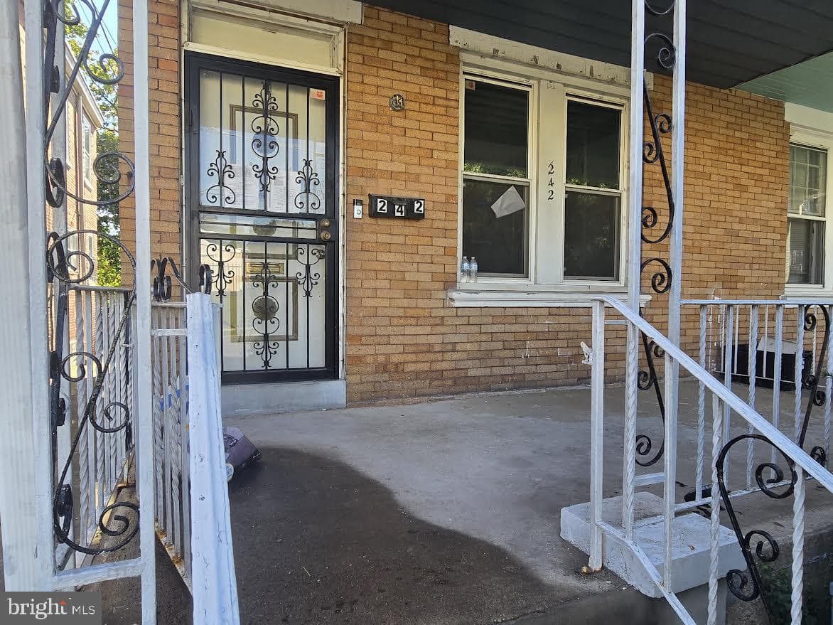 242 E Jacoby Street photo 4