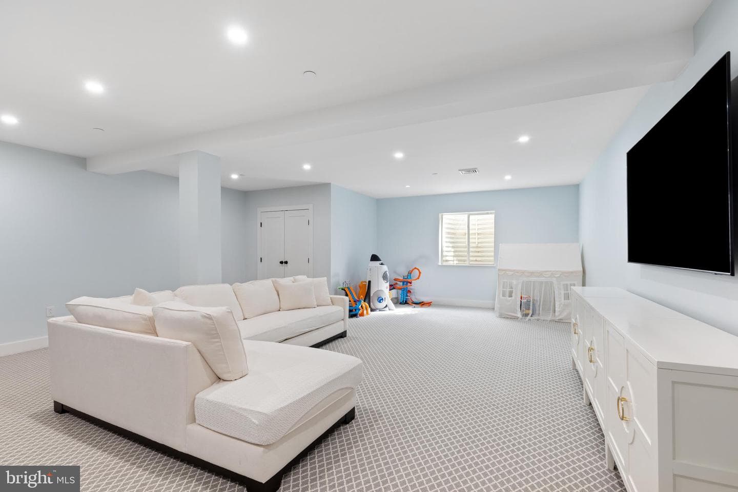 662 Levering Street photo 22