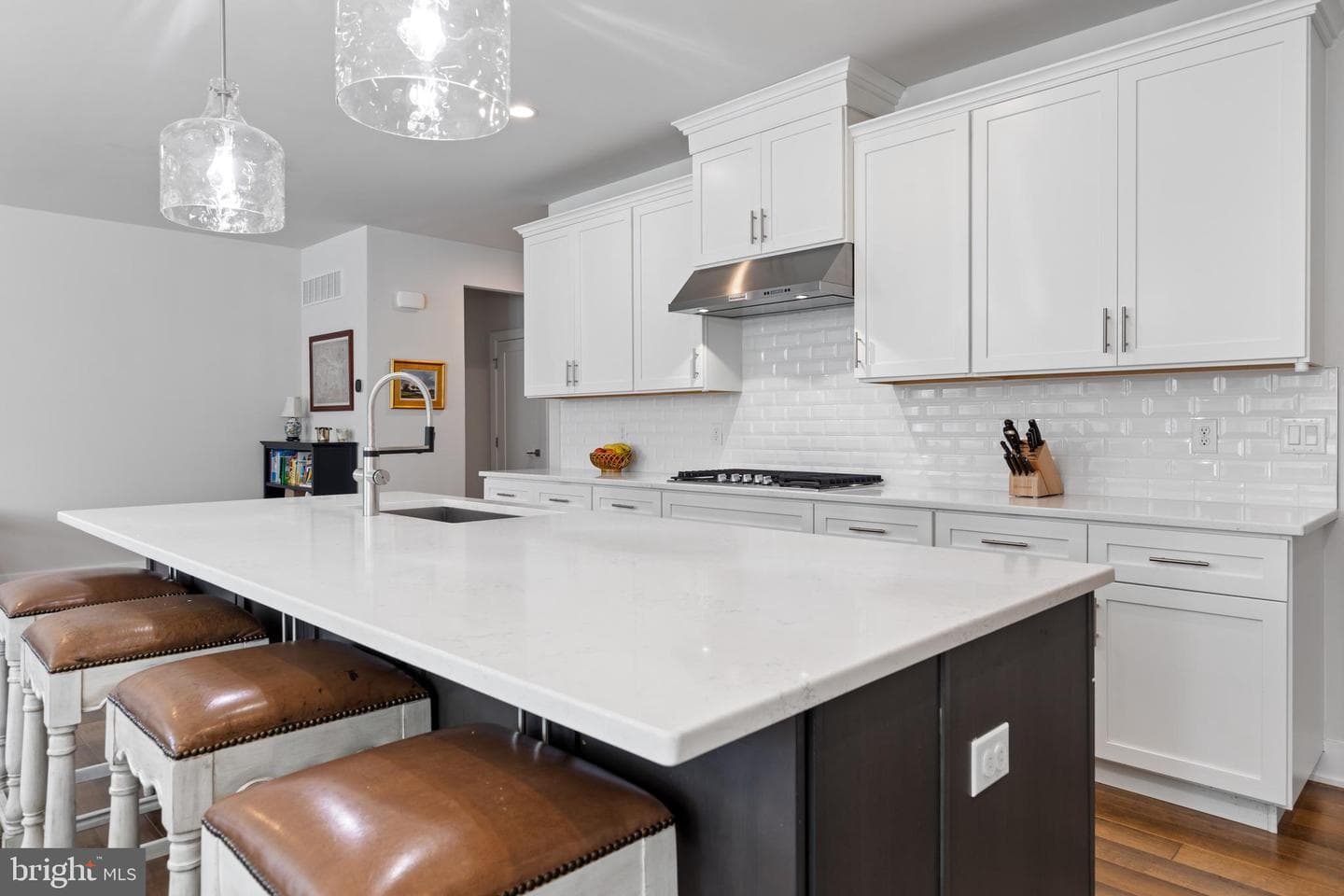 662 Levering Street photo 4